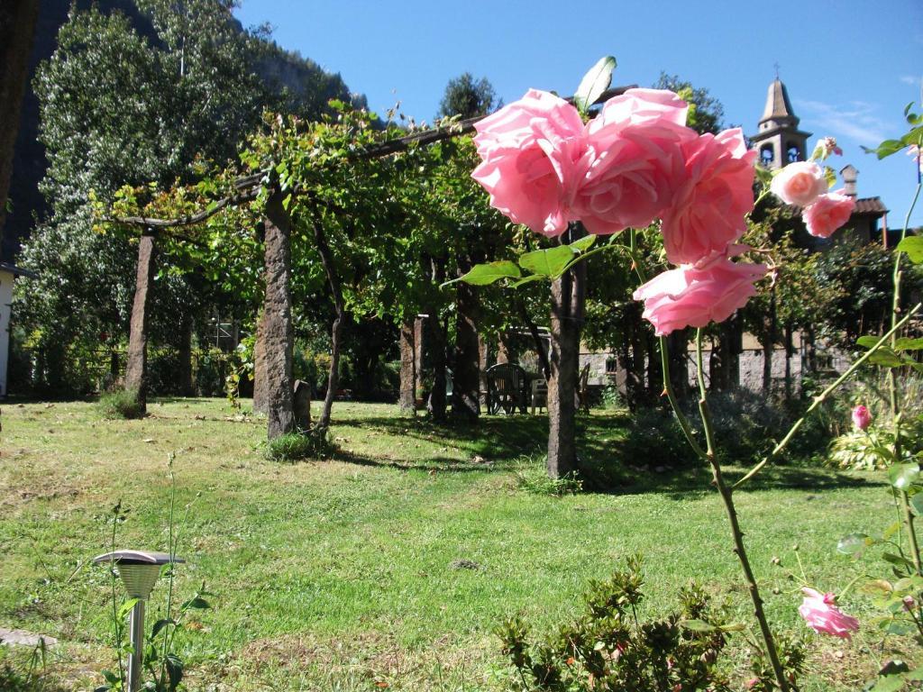 Grotto Pergola Panzió Giornico Kültér fotó